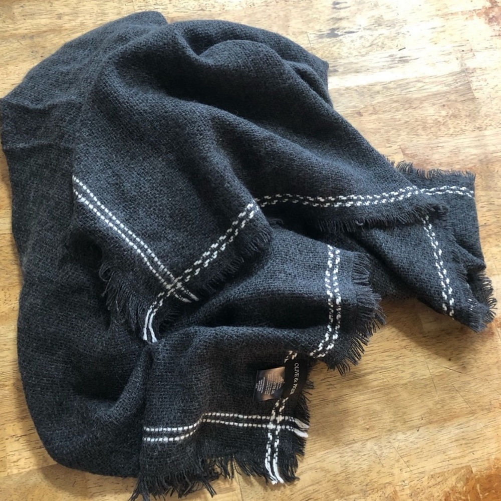 Olive and Pique Black with White Blanket Scarf NEW🎉💋❤️